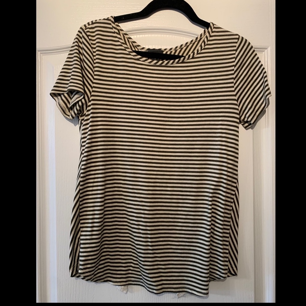 Daytrip shirt with open back with lace detail
